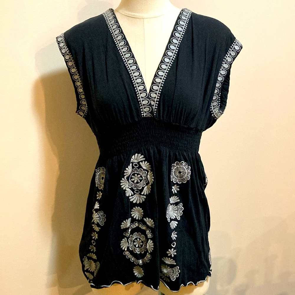 BCBGMAXAZRIA Bohemian BOHO Embroidered Women’s cotton Blouse ~ Size Medium